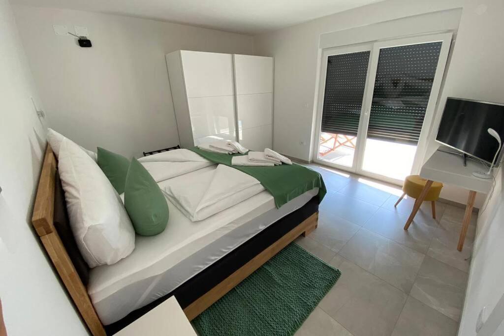 Villa Lighthouse mit Pool und Jacuzzi view 3
