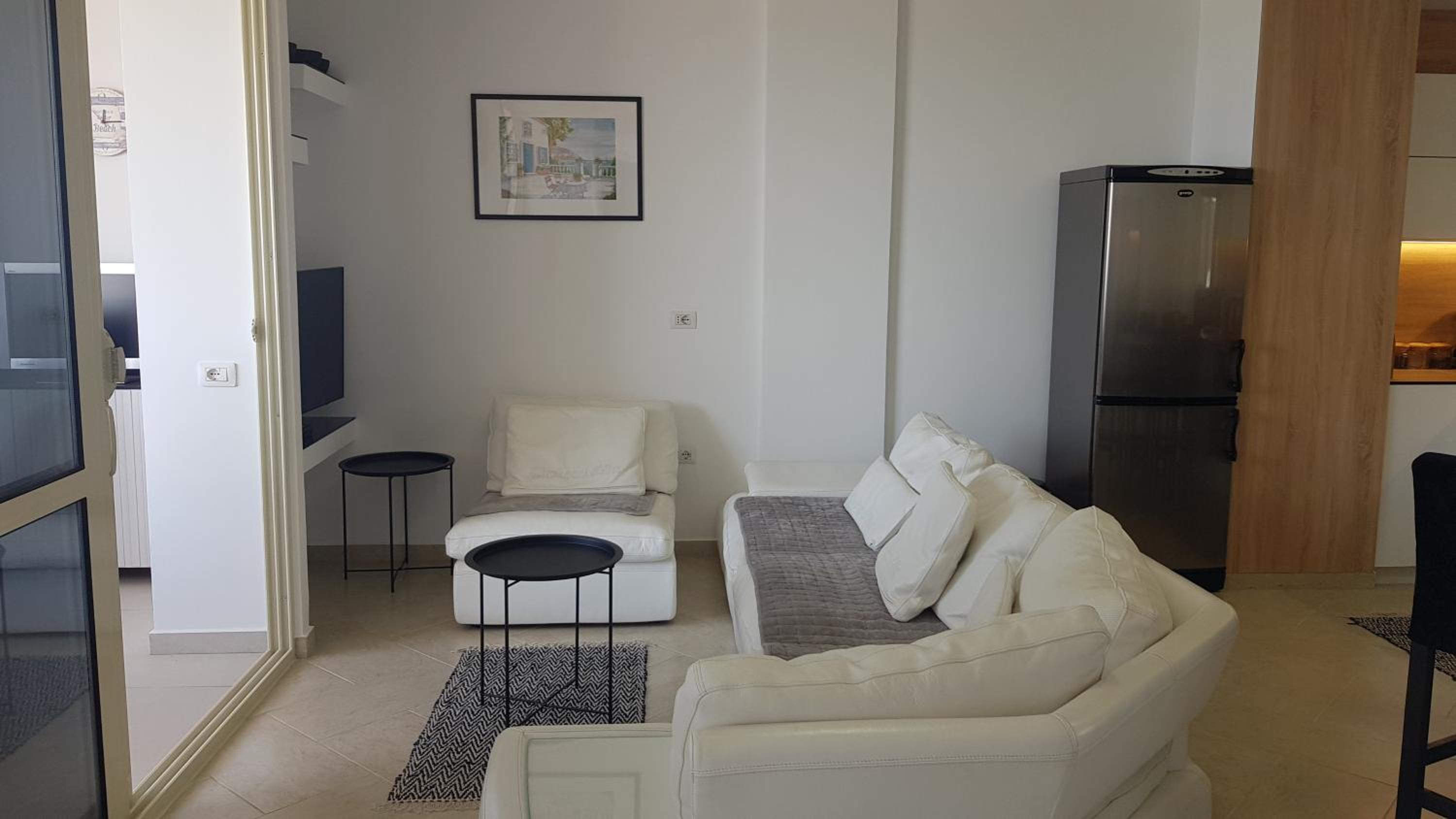 M&I Beach Apartment with Sea View