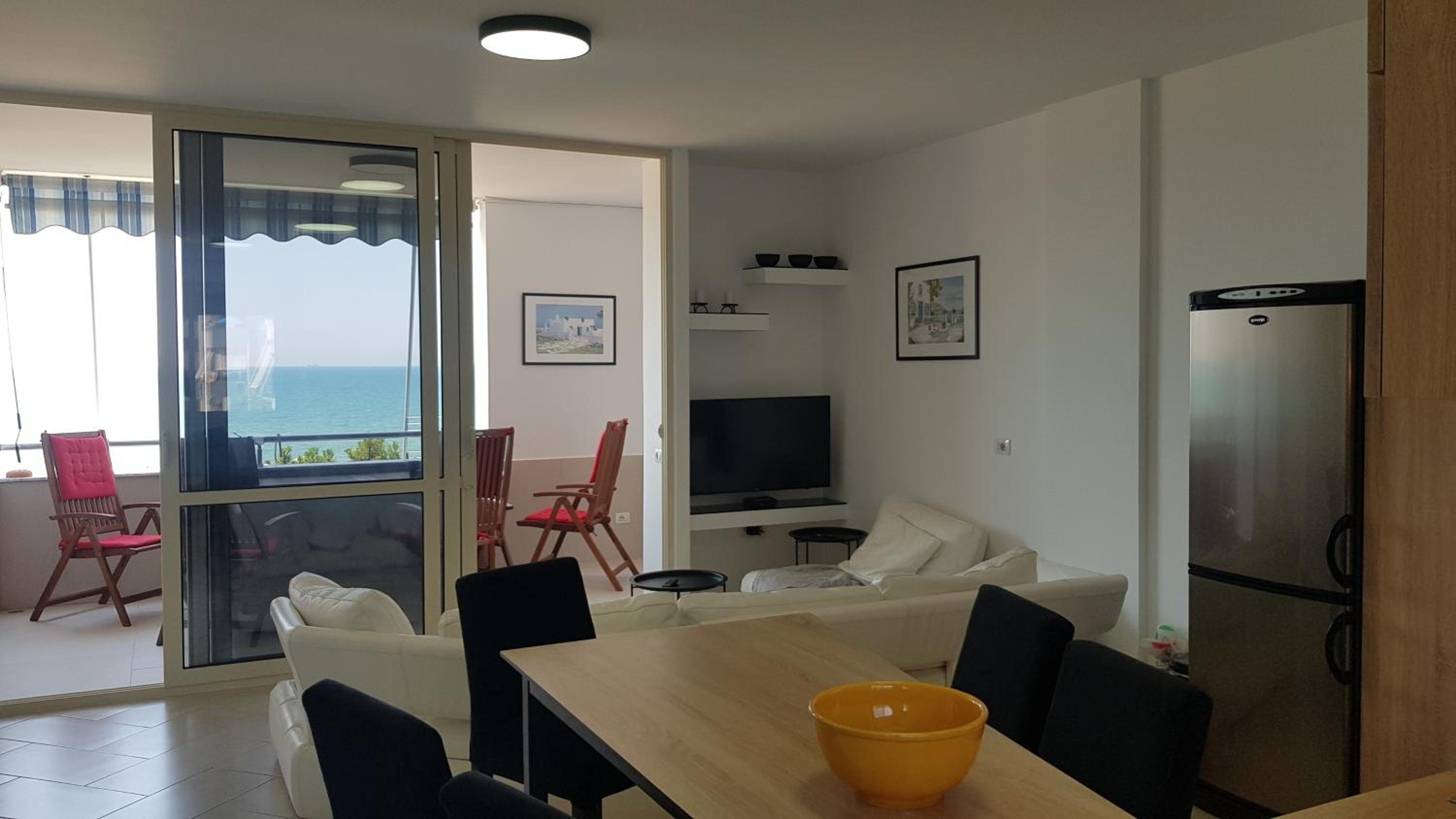 M&I Beach Apartment with Sea View