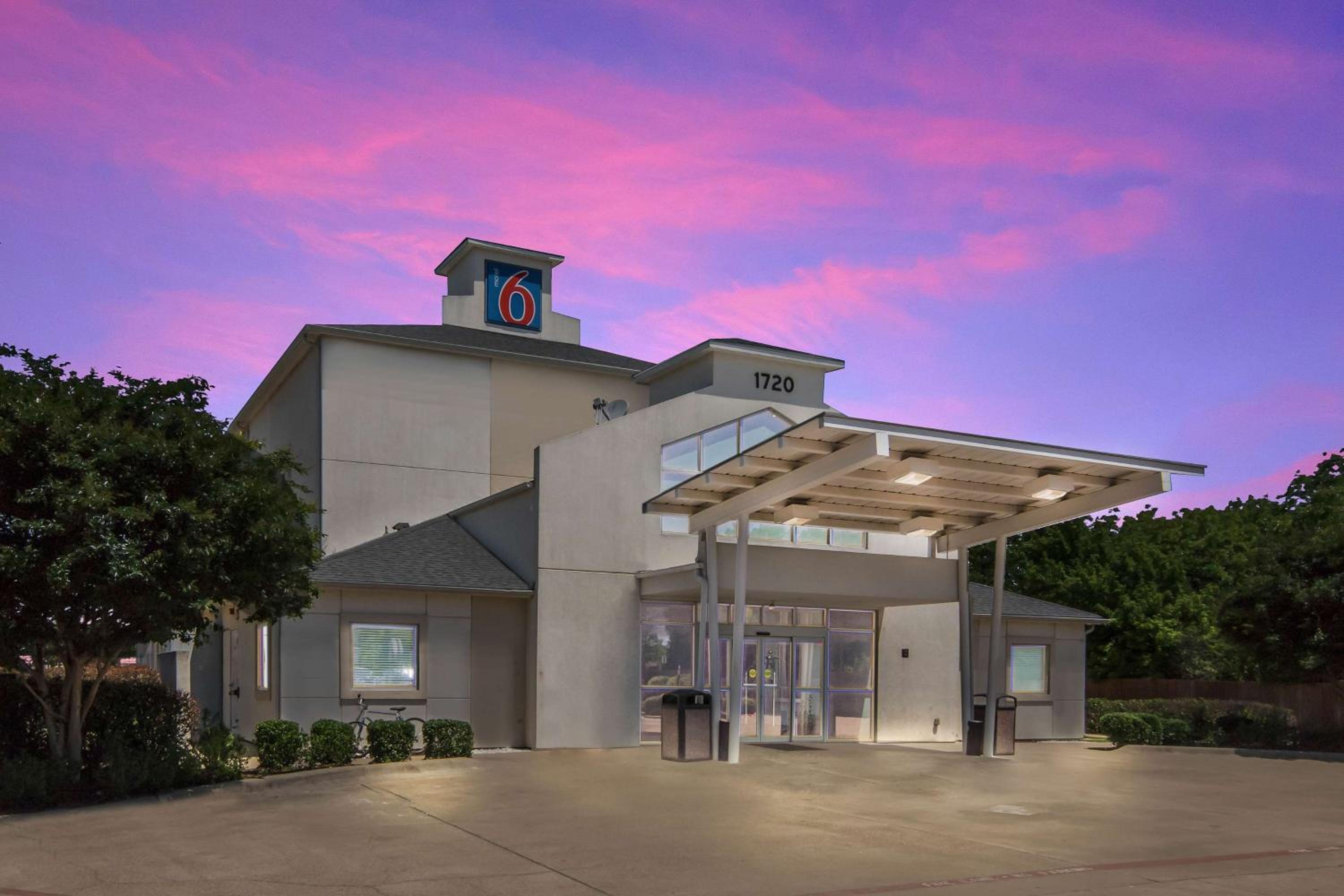 Dallas / Fort Worth Vacations - Motel 6-Cleburne, TX - Property Image 1