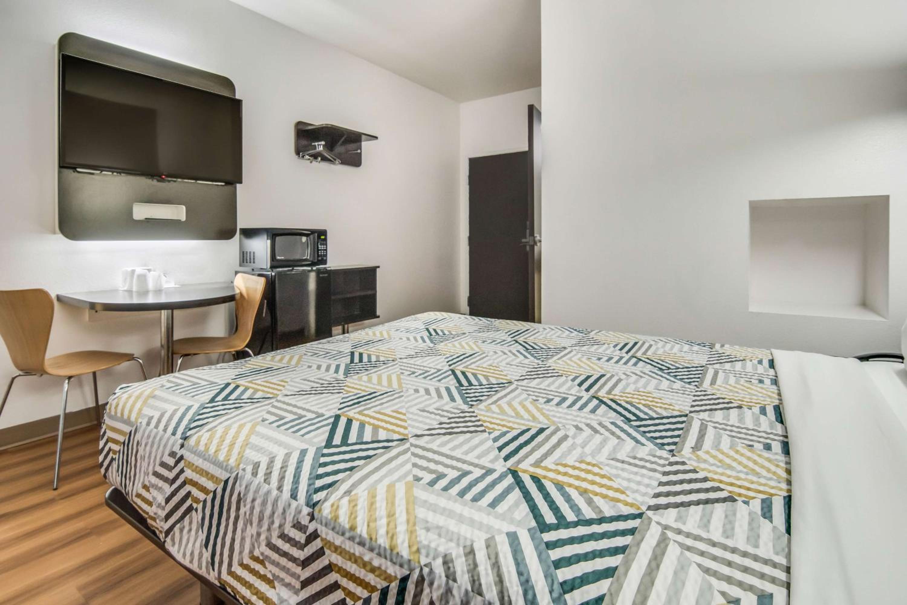 Motel 6-Cleburne, TX - Property Image 6