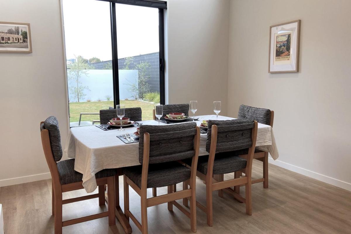 Modern Fully Fenced Stackbrae Holiday Home view 3