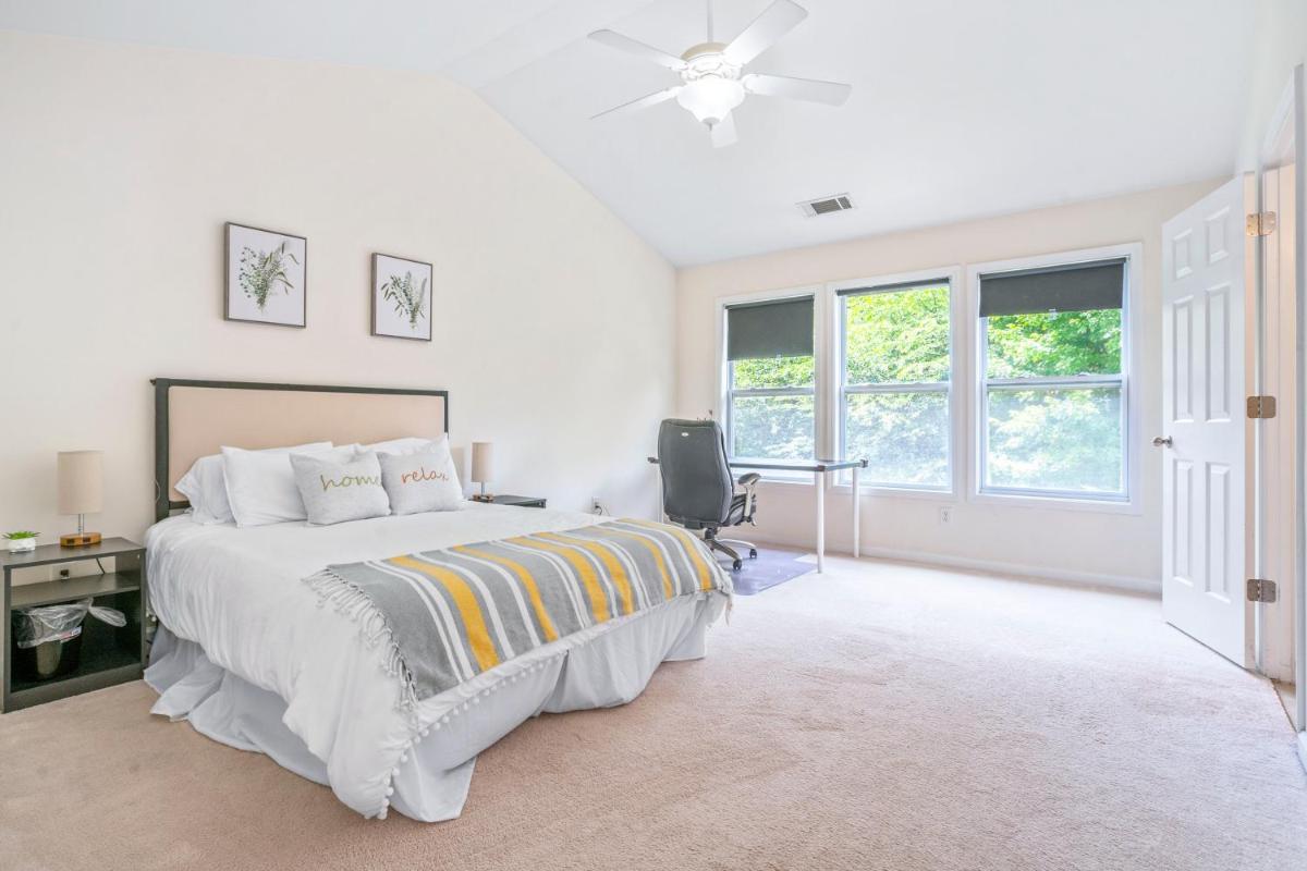 Sunny and Modern Single House with Gym, 4 Bedrooms- 3min drive to I-85 Highway view 4