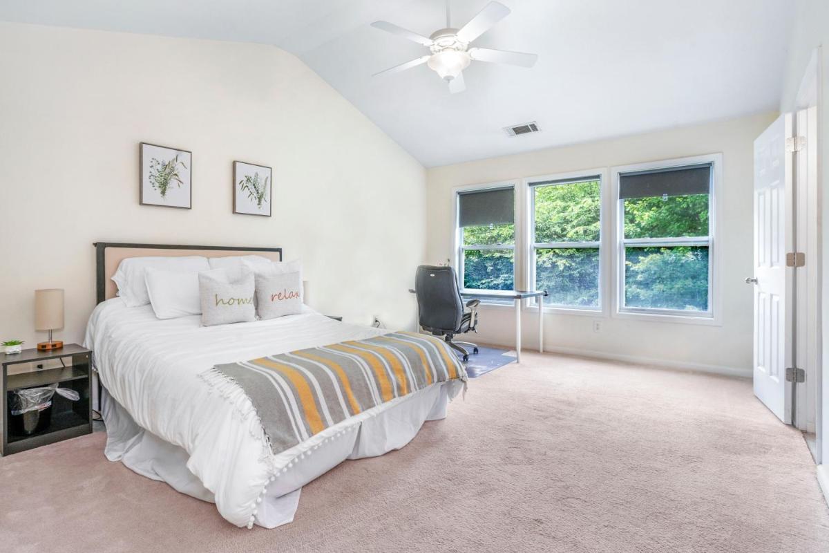 Sunny and Modern Single House with Gym, 4 Bedrooms- 3min drive to I-85 Highway view 5