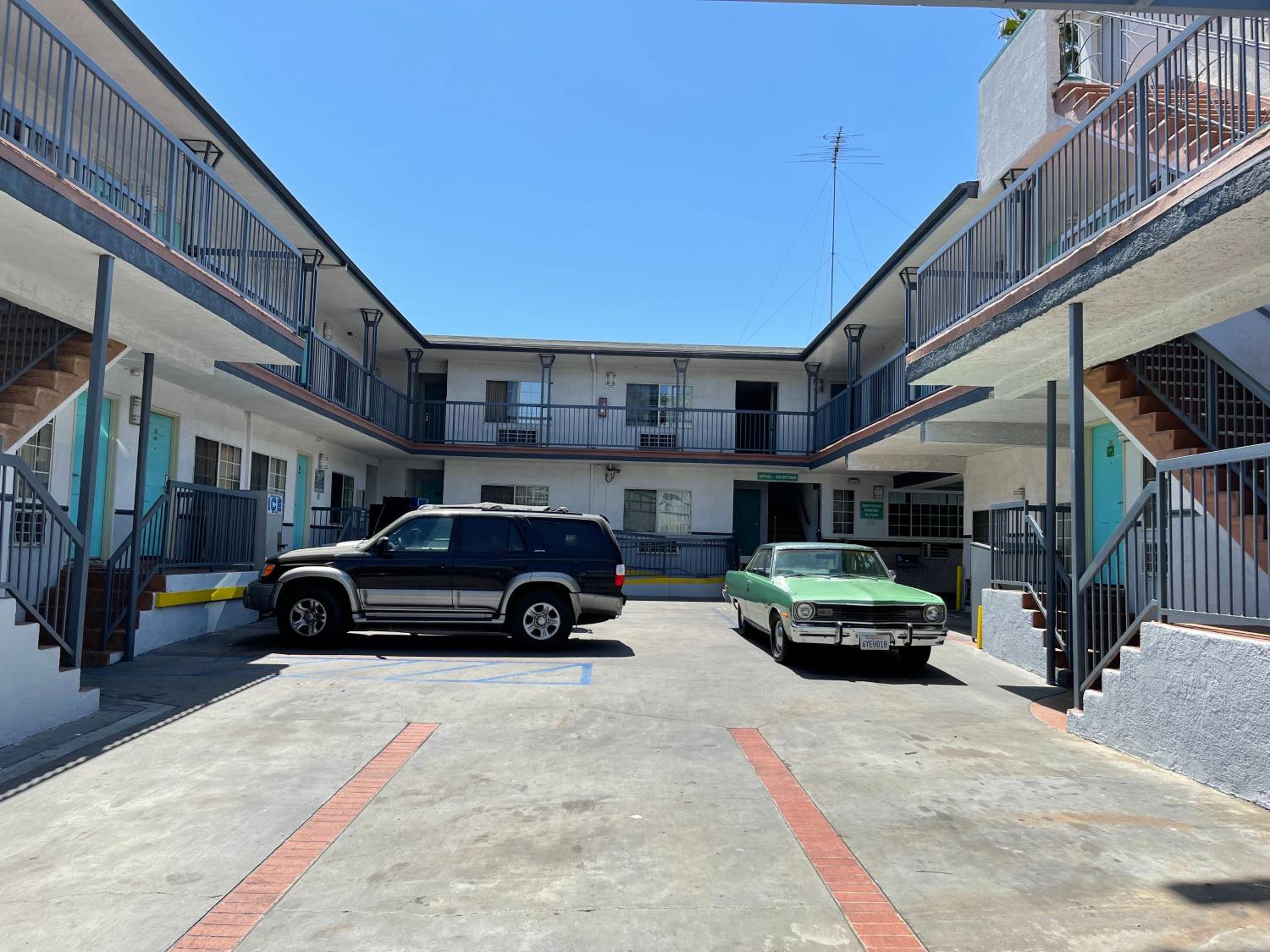 Hollywood Guest Inn