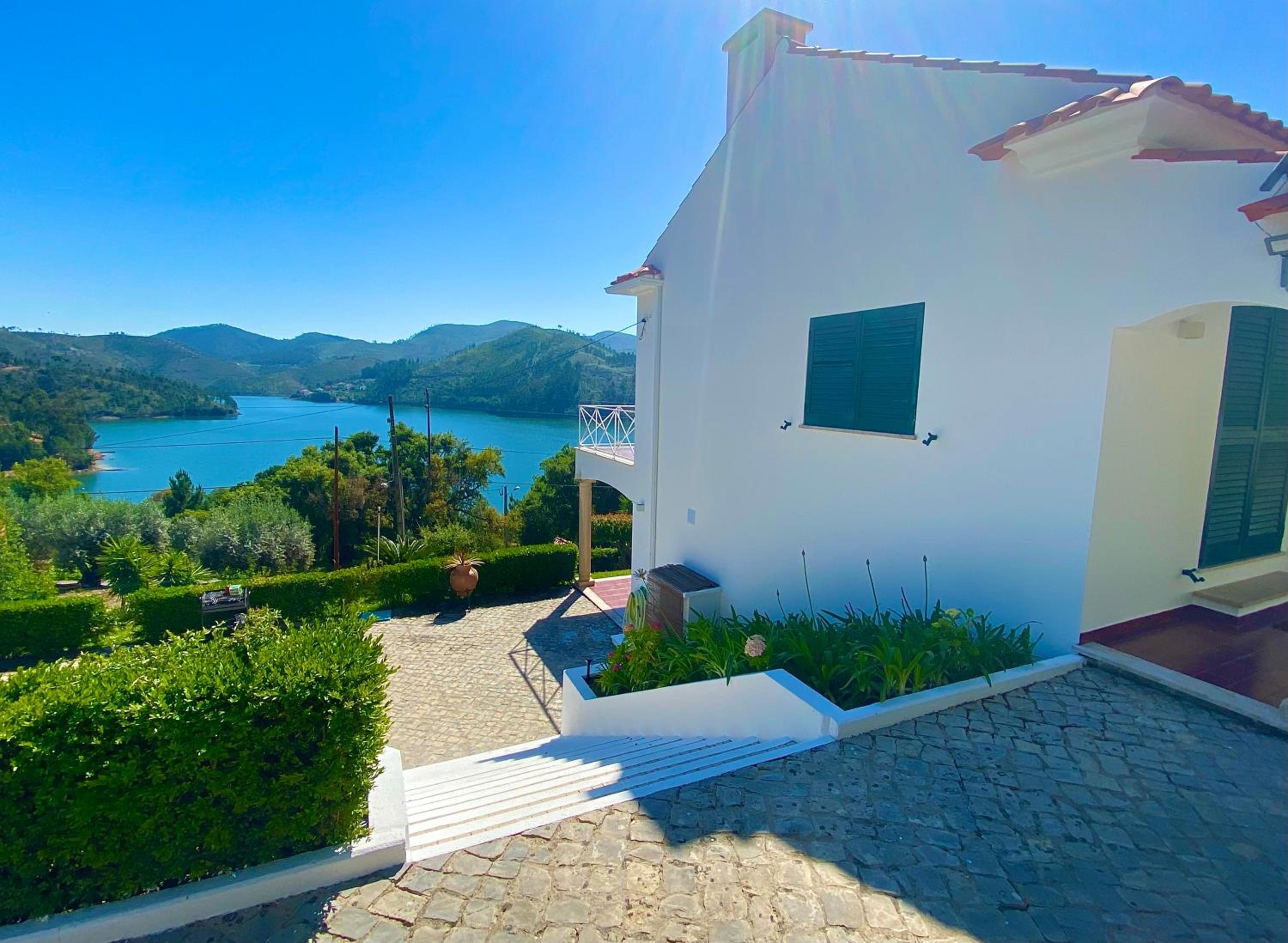 Hotel Lakeside Rest - Image 1