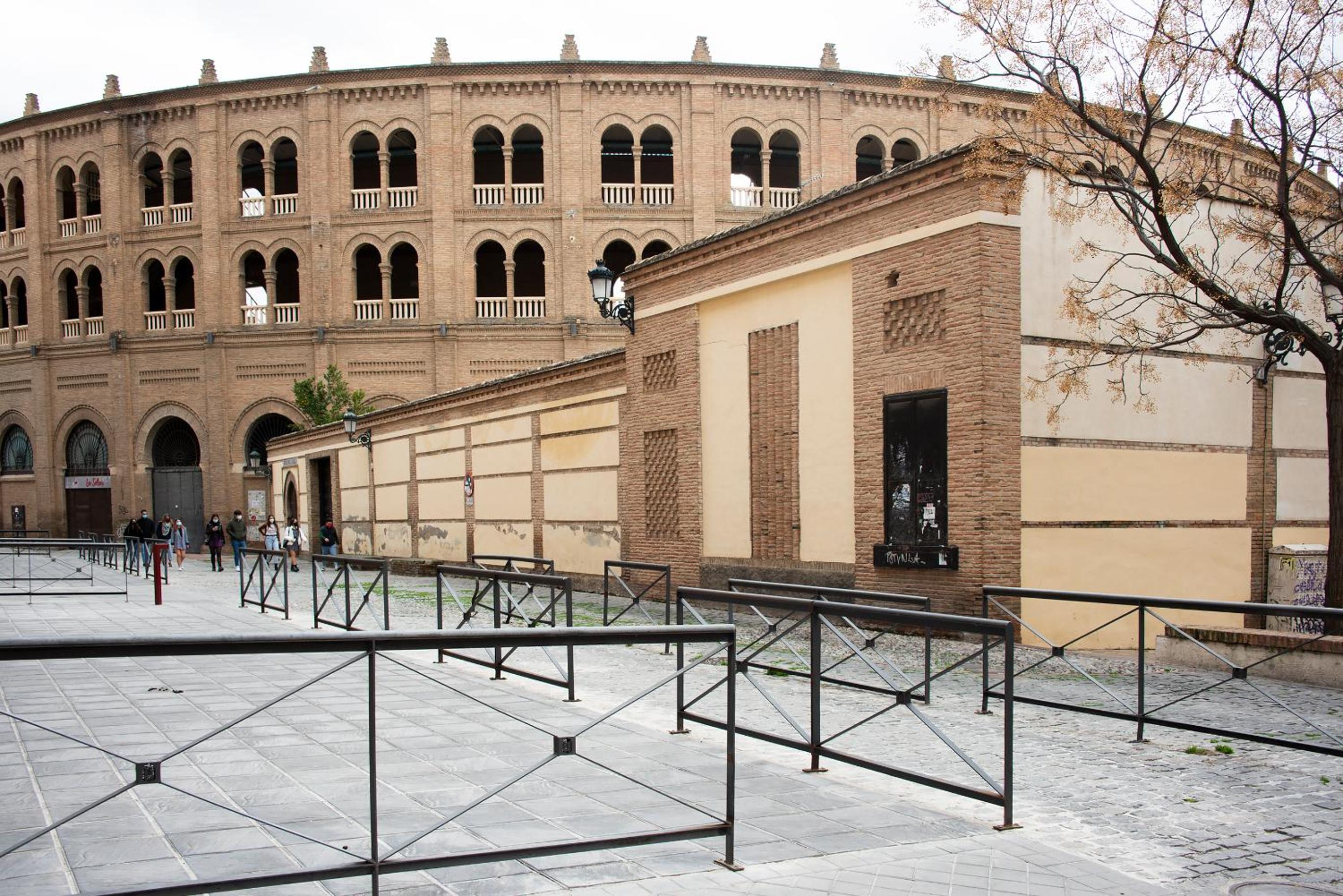 Duerme junto a la Plaza de Toros de Granada. view 5