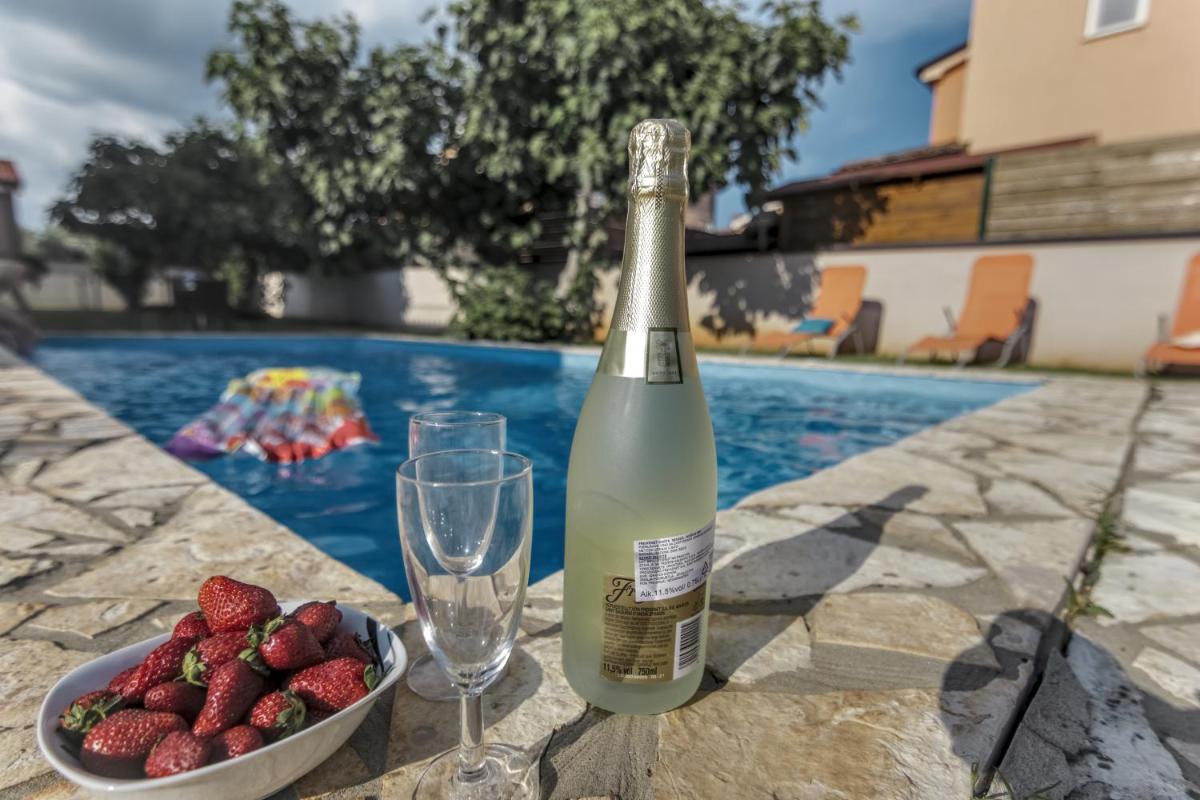 Hotel Villa GRACIA - big house, pool, bbq, playground & table tennis, game room with billiards & table football, Pula, Istria - Image 1