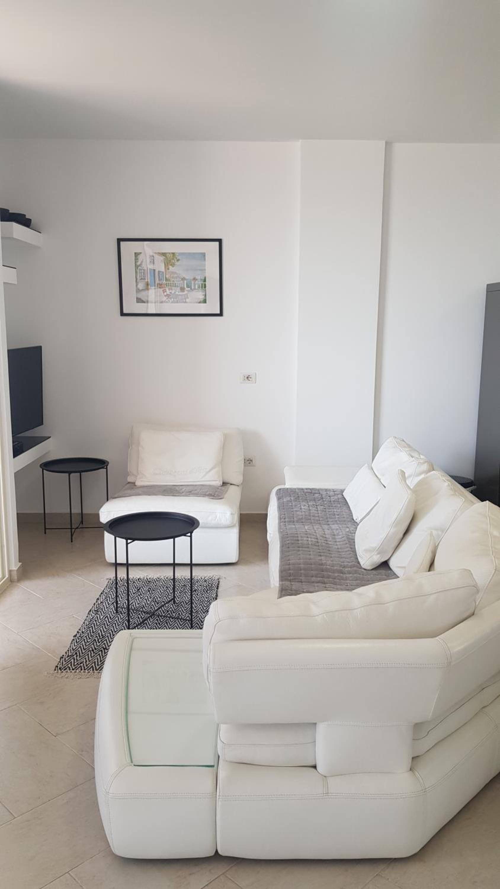 M&I Beach Apartment with Sea View