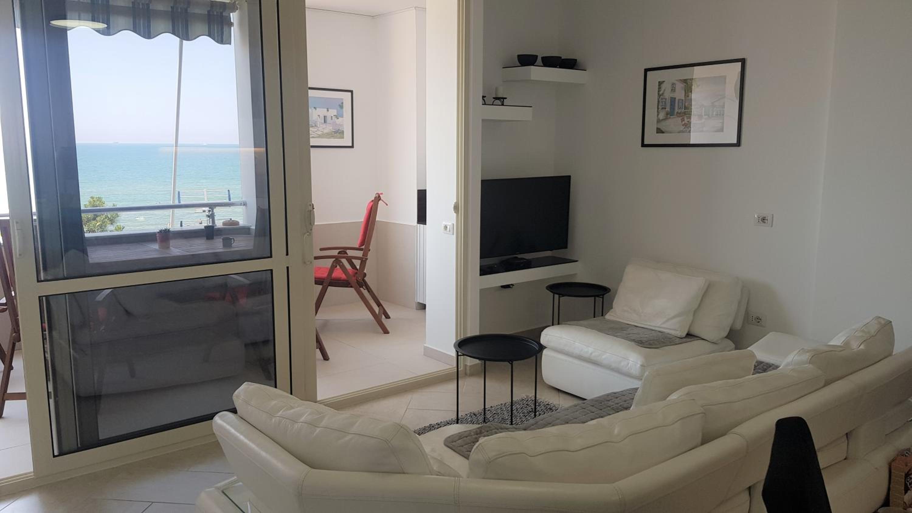 M&I Beach Apartment with Sea View