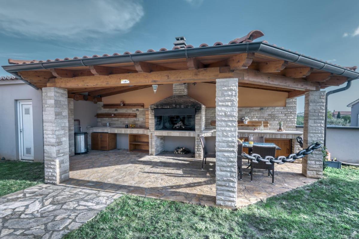 Villa GRACIA - big house, pool, bbq, playground & table tennis, game room with billiards & table football, Pula, Istria view 4