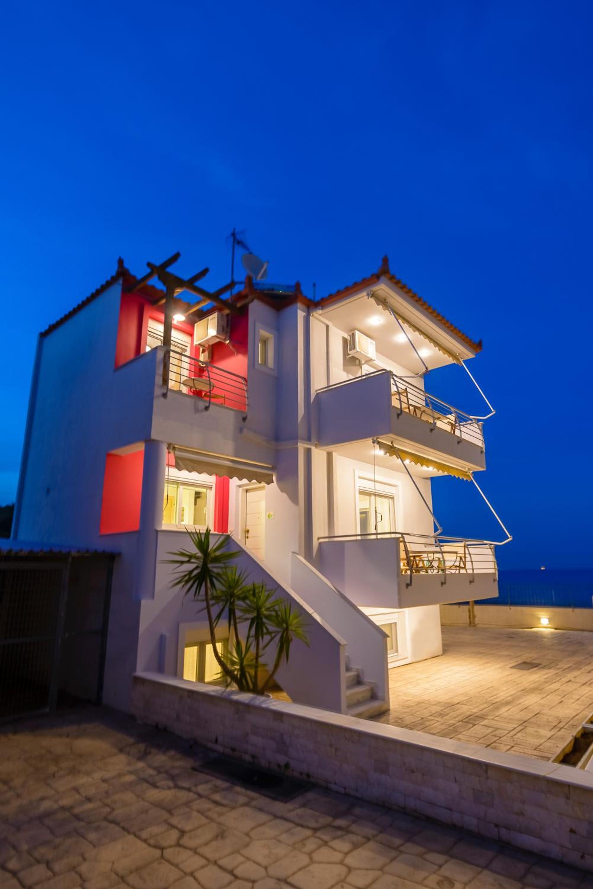 Hotel Lemoni Luxury Residence in front of the Sea - Image 1