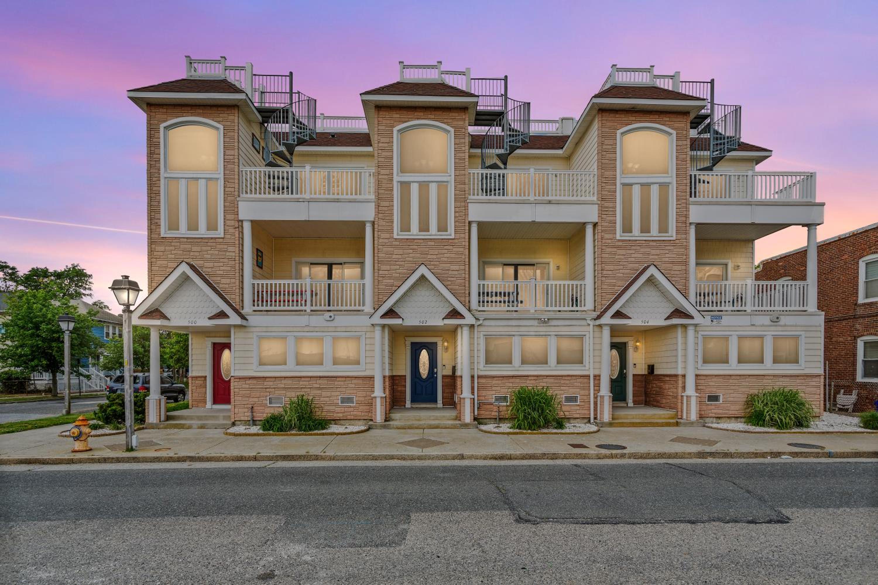 ❤️ The Top End Townhomes with Stunning Views On One-Of-A-Kind Rooftop Deck! WOW! view 2