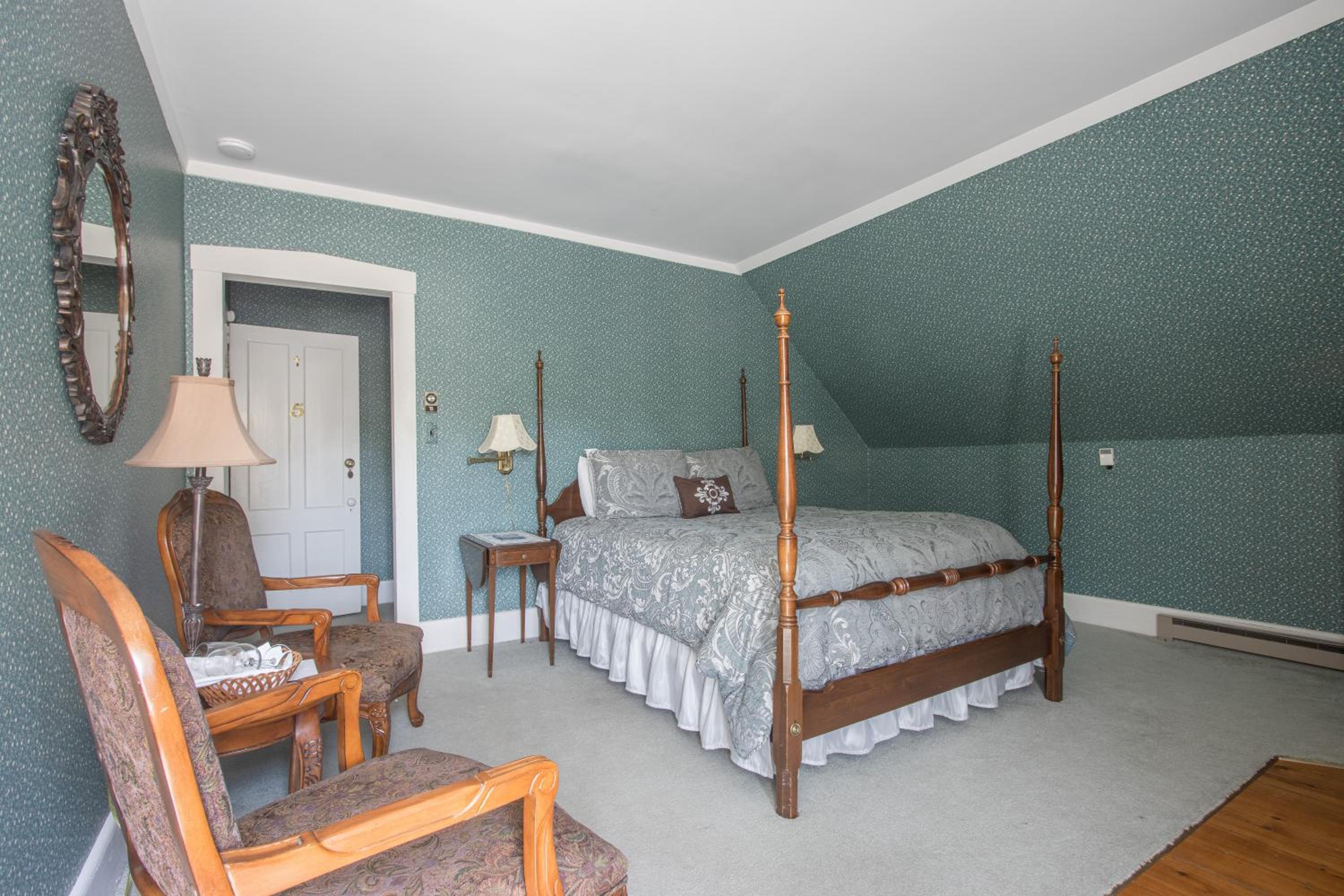Deerfield Valley Inn - Mt Snow BnB Fireplace Rooms and Breakfast