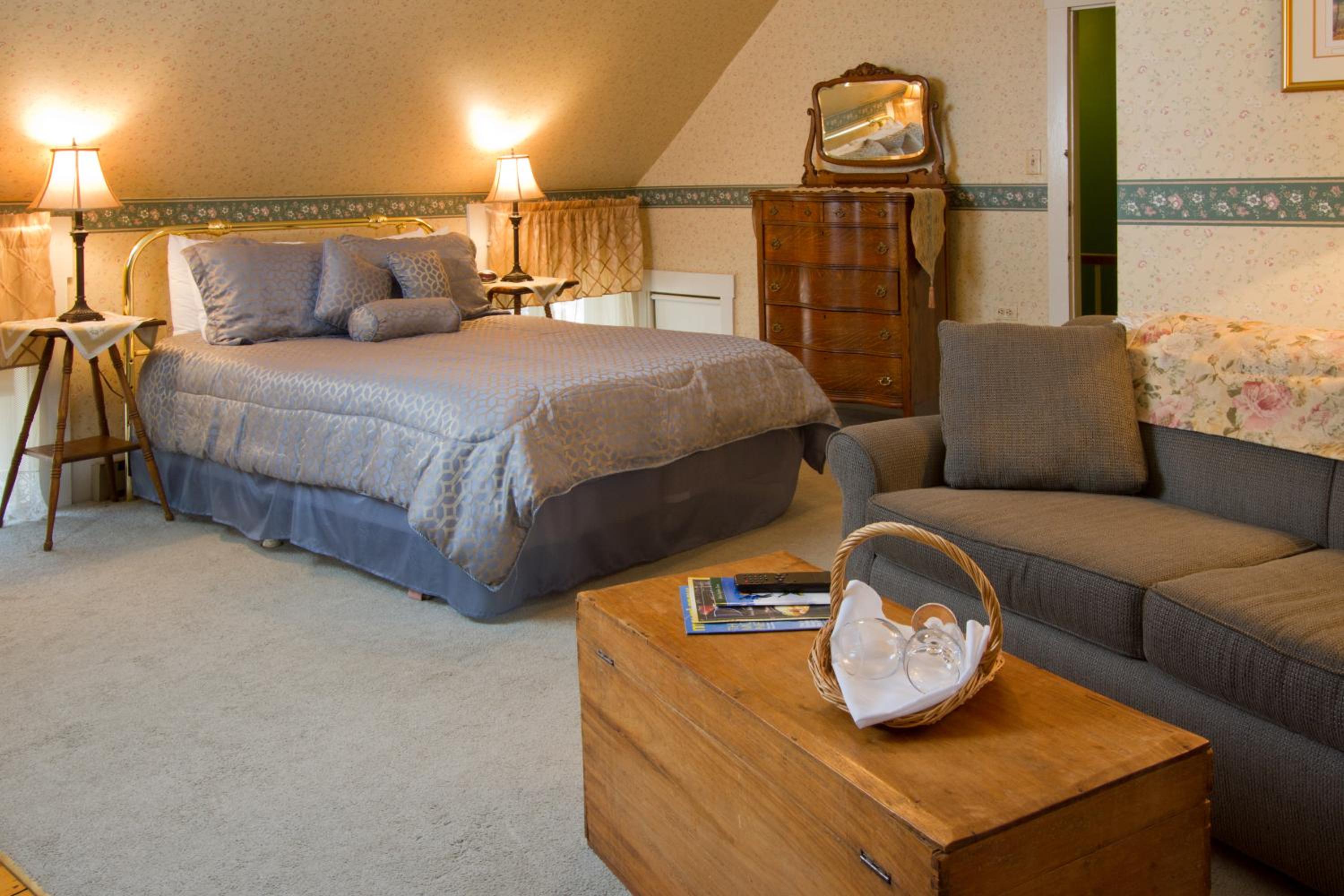 Deerfield Valley Inn - Mt Snow BnB Fireplace Rooms and Breakfast