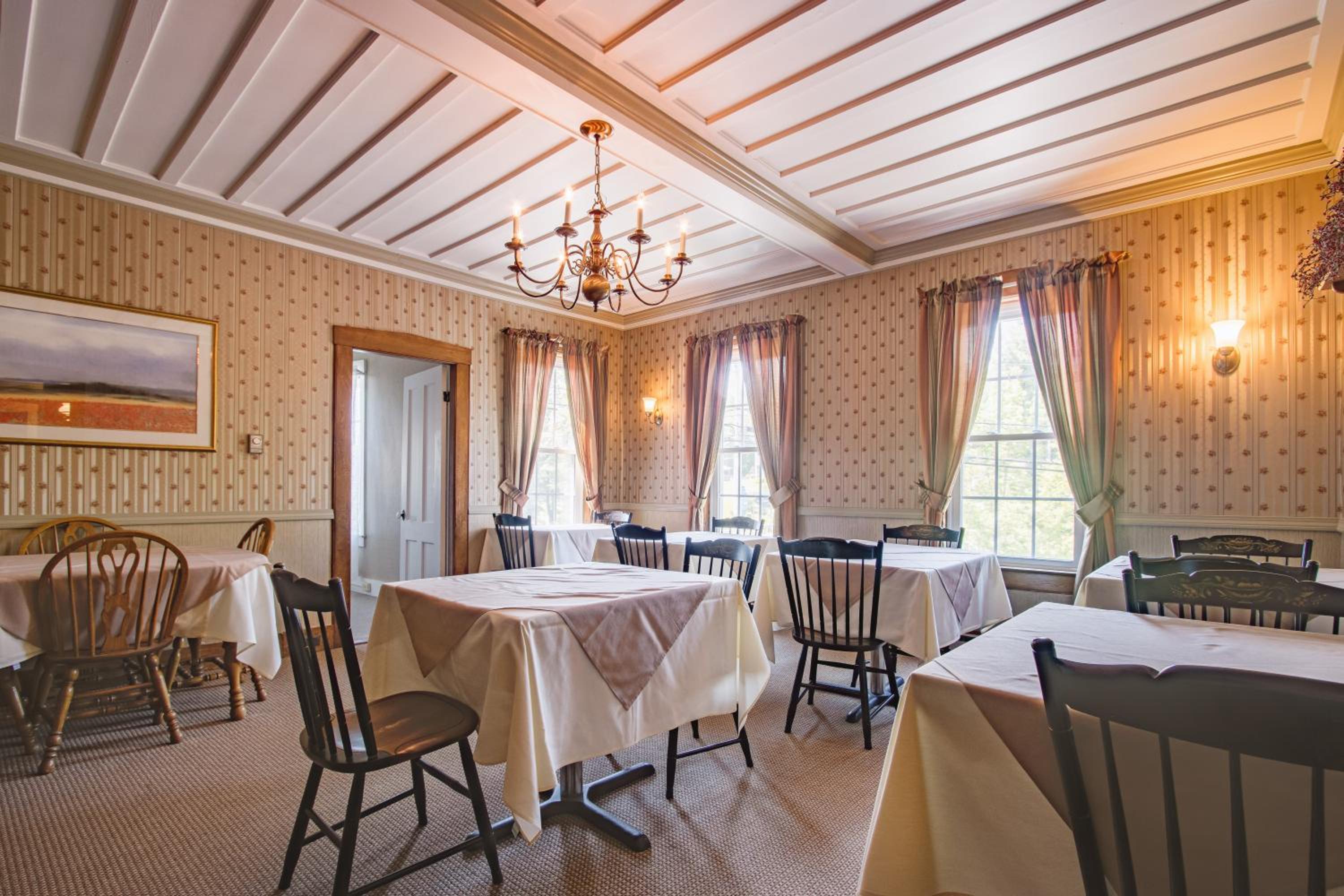 Deerfield Valley Inn - Mt Snow BnB Fireplace Rooms and Breakfast