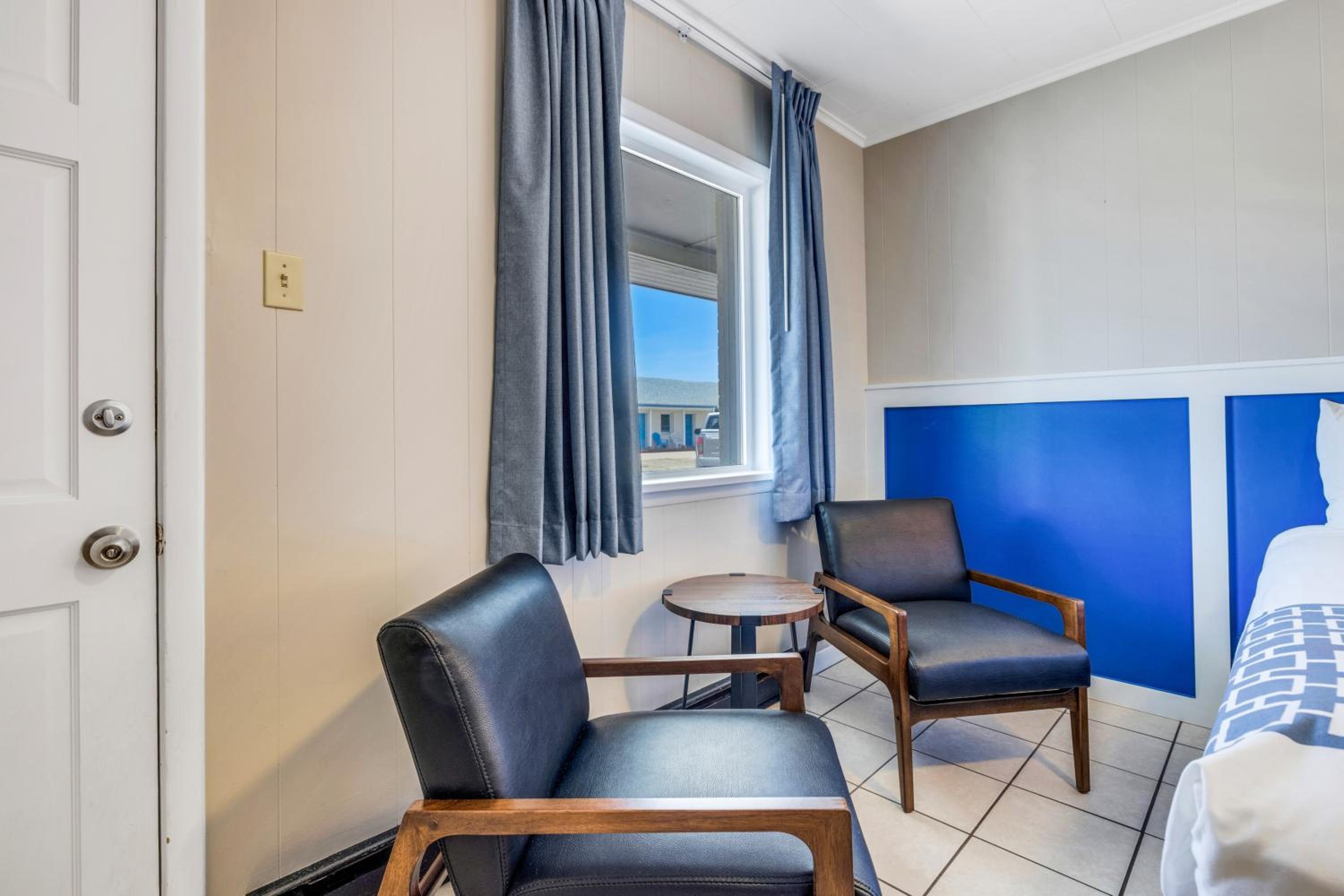 Dolphin Oceanfront Motel - Nags Head