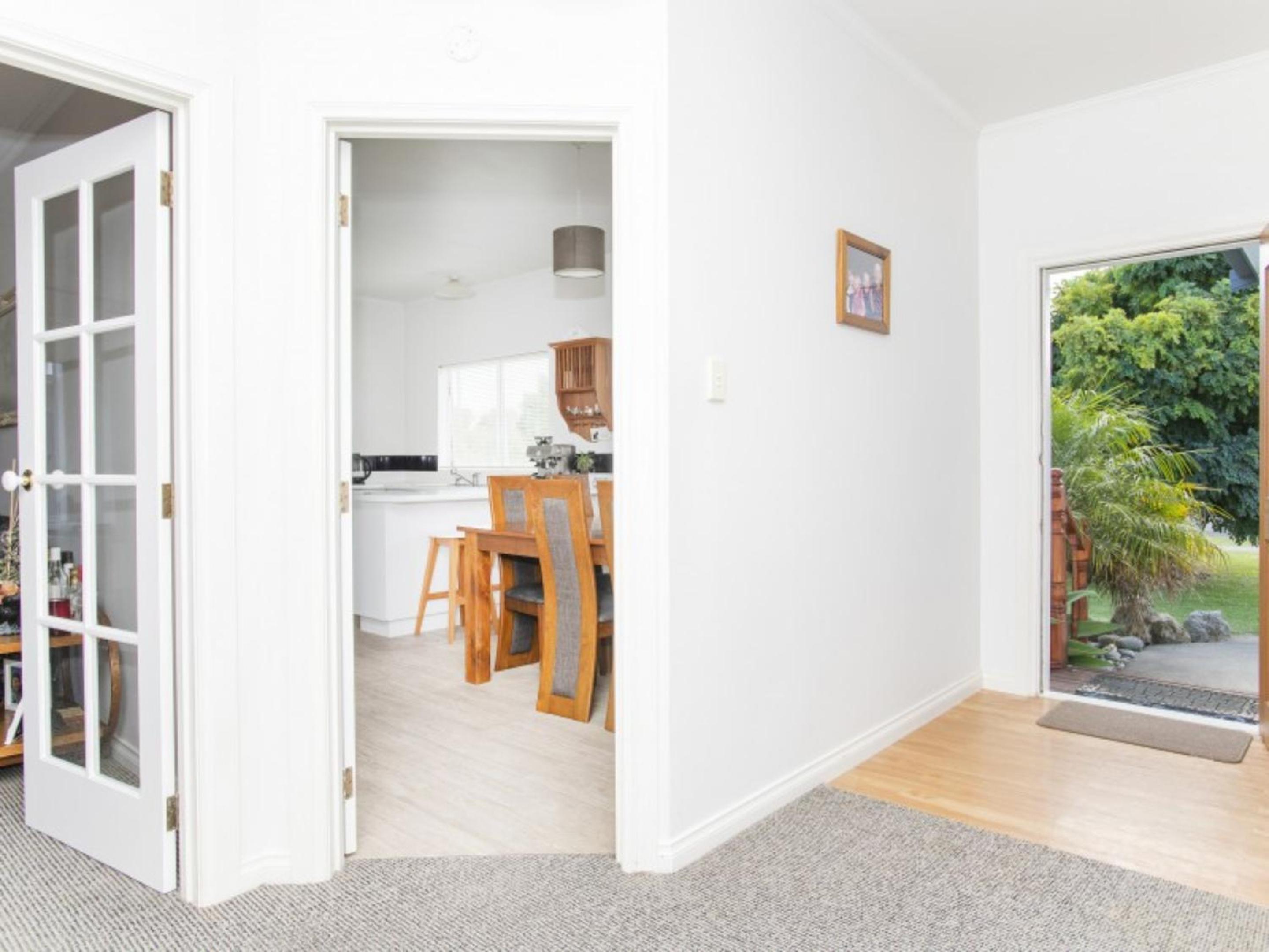Tudor Park Motel Spacious with kitchens 1 minute walk to restaurant and shopping centre and Gisborne Hospital view 2