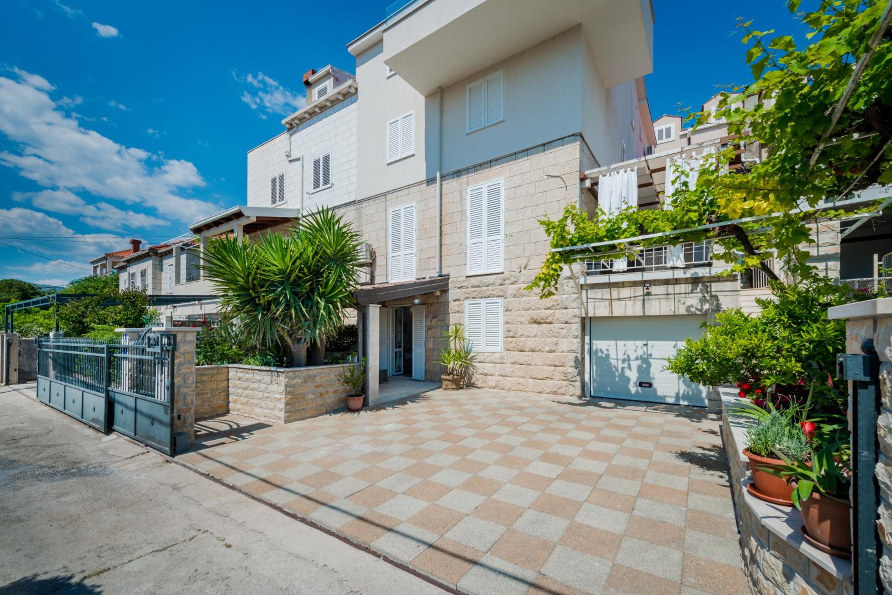 Niko's Charming Apartment with FREE parking