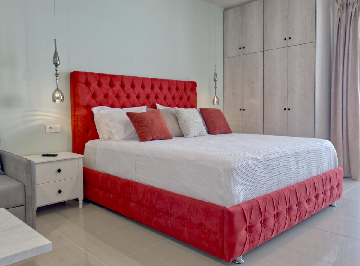Epipleon Luxury Suites -102- Room 45 sqm with 35 sqm terrace facing the sea photo 2