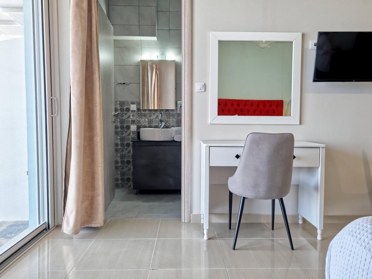 Epipleon Luxury Suites -102- Room 45 sqm with 35 sqm terrace facing the sea photo 5