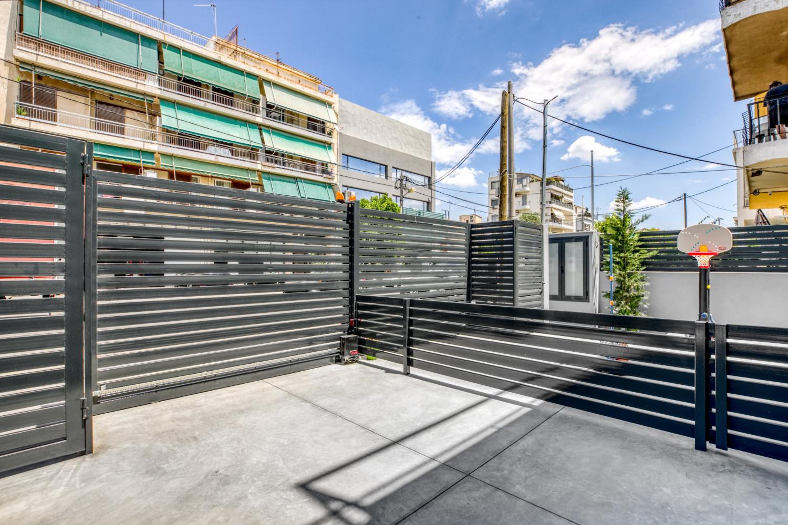 Spacious flat with courtyard in Peristeri!