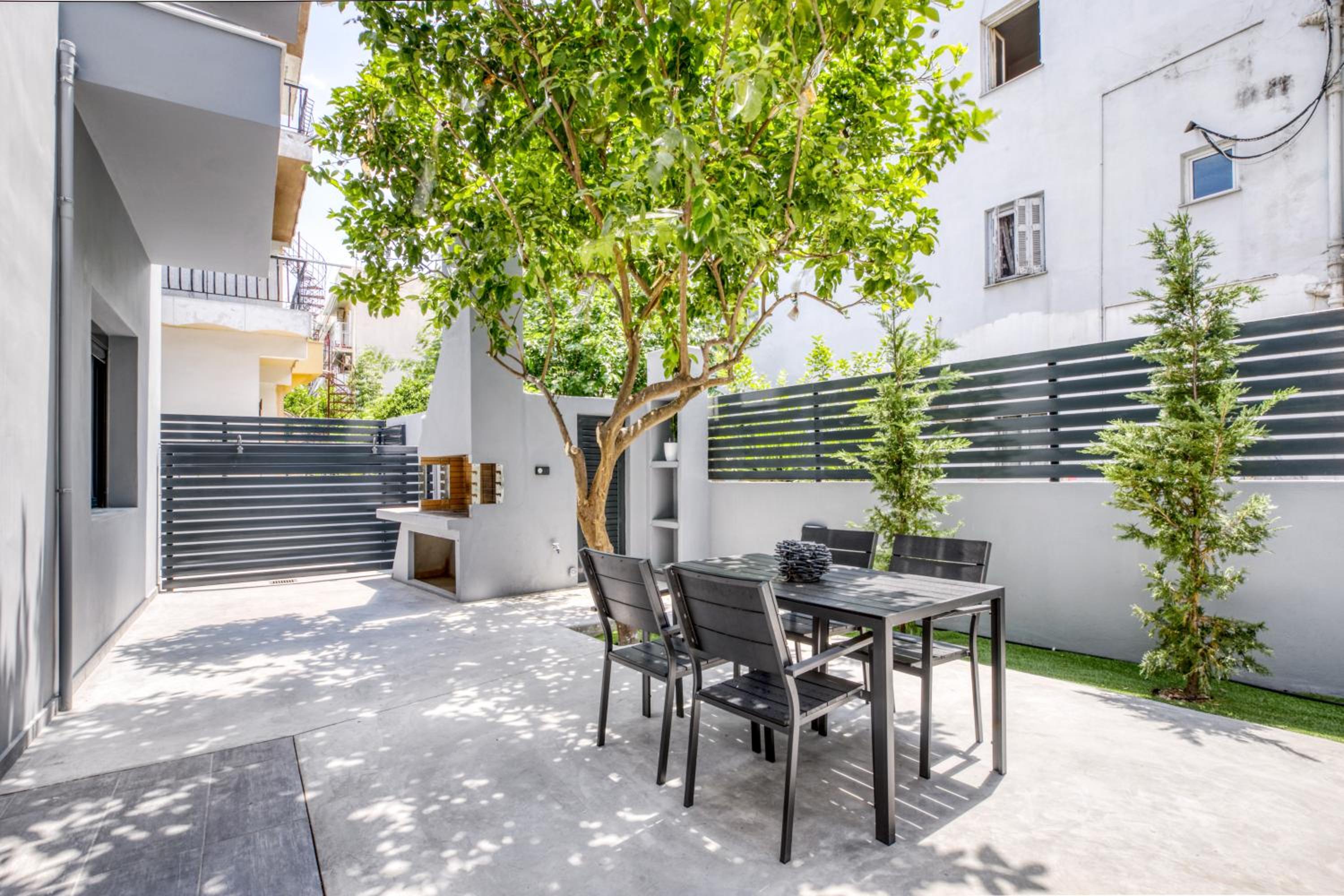 Spacious flat with courtyard in Peristeri!