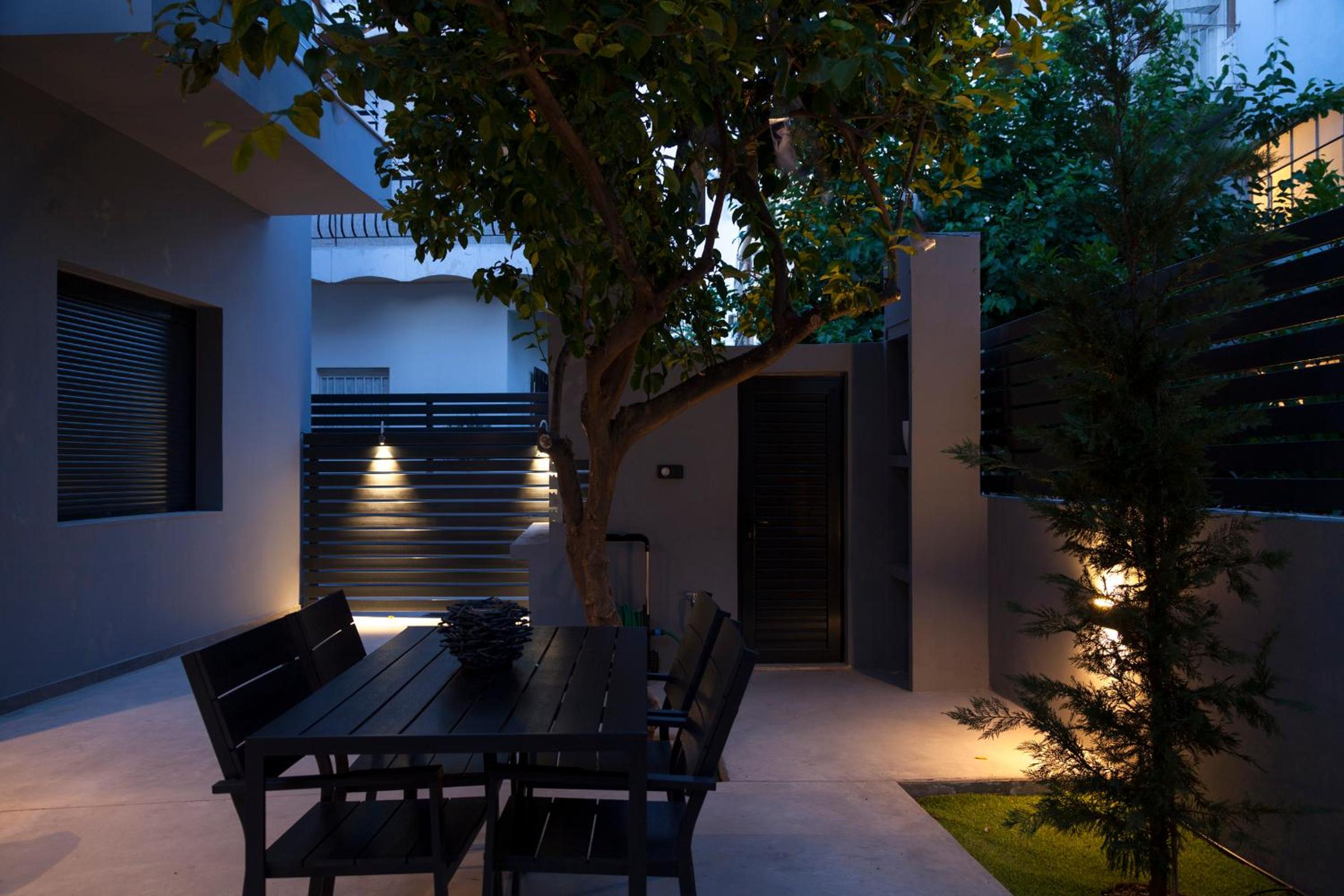 Spacious flat with courtyard in Peristeri!