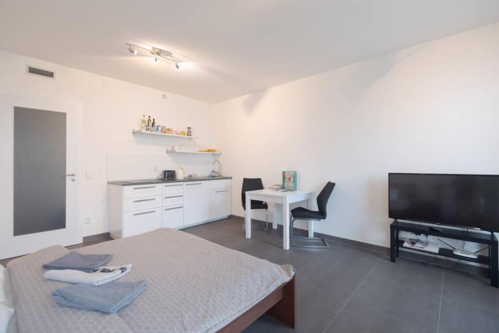 Bright studio, 10min to the Centre, free Parking