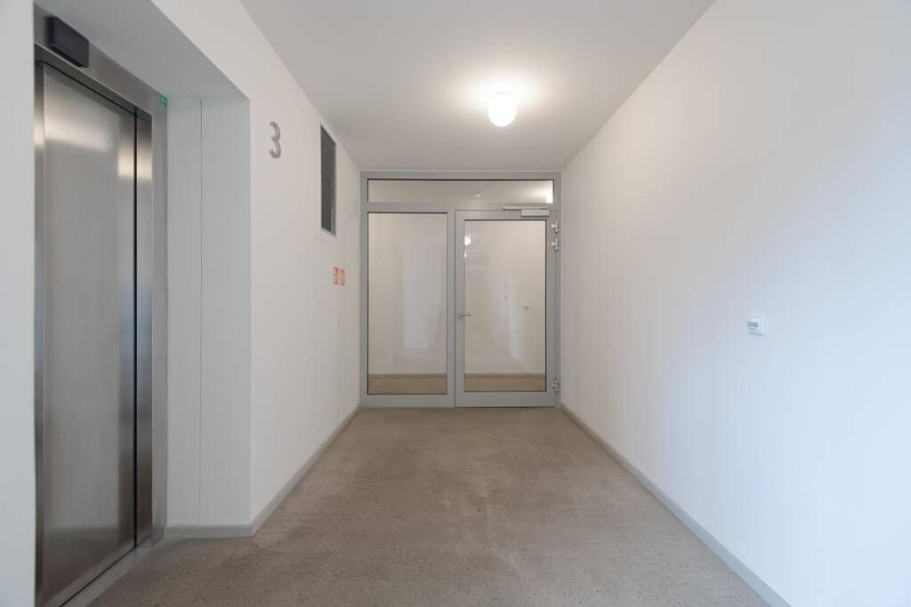 Bright studio, 10min to the Centre, free Parking
