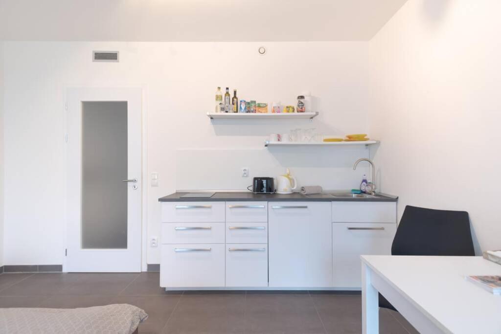 Bright studio, 10min to the Centre, free Parking