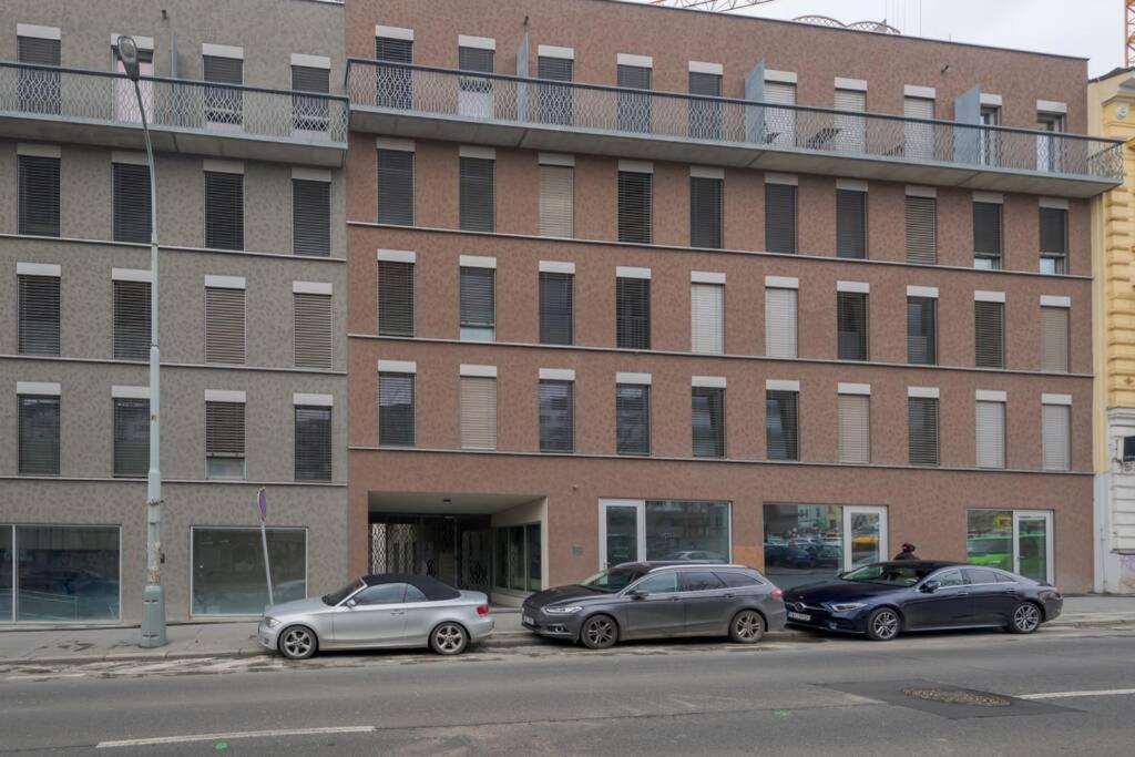 Bright studio, 10min to the Centre, free Parking