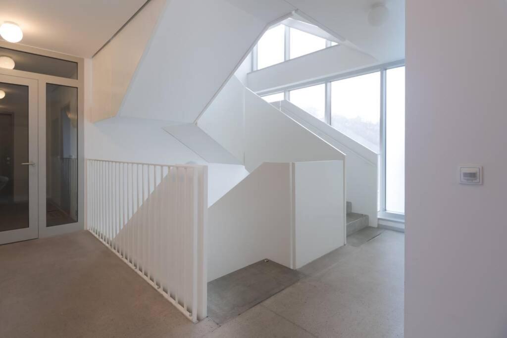 Bright studio, 10min to the Centre, free Parking