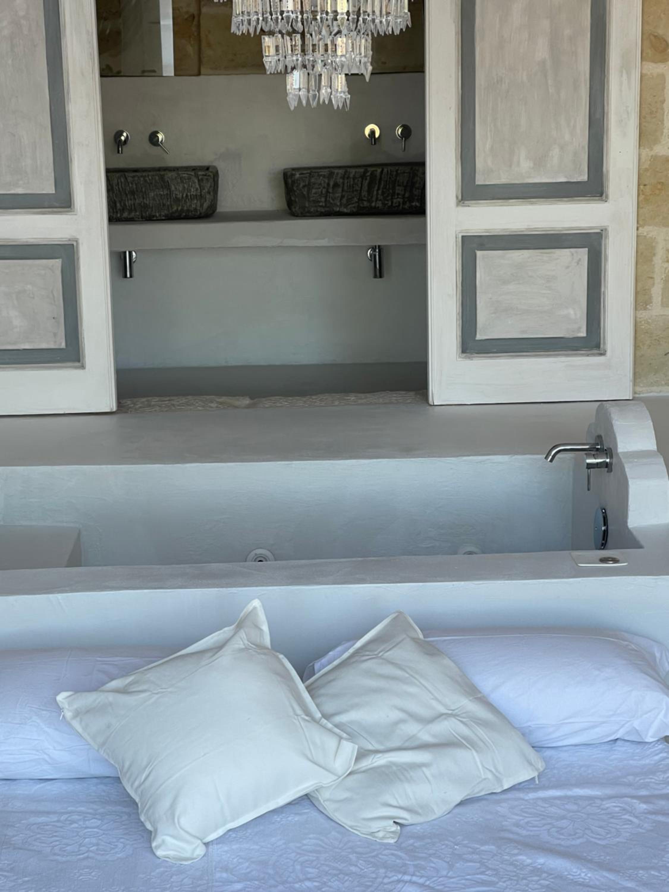 Relais Grottone en Ostuni — bathroom