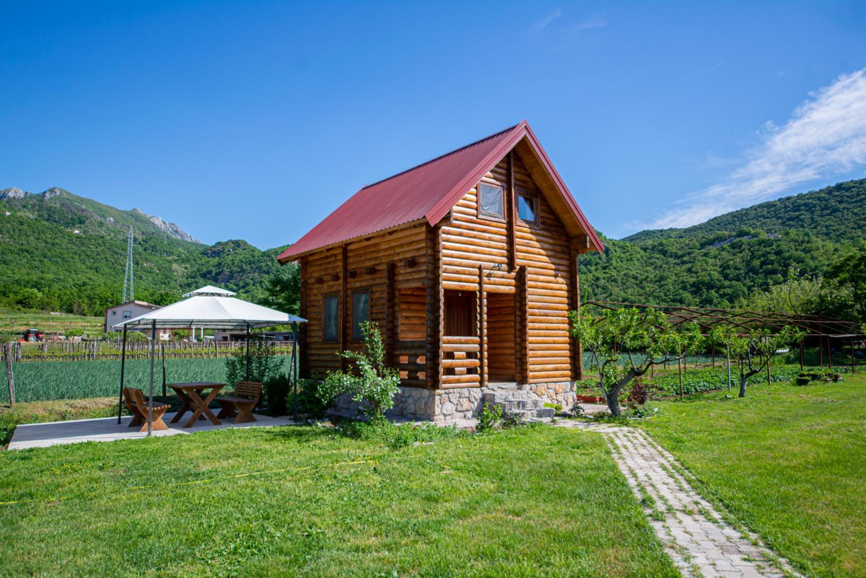 Skadar Lake Apartments and Wooden Cabin