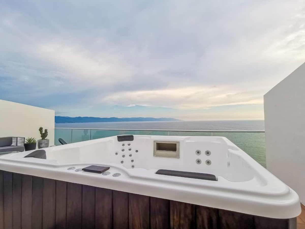 Icon Vallarta- PH rooftop with Jacuzzi!