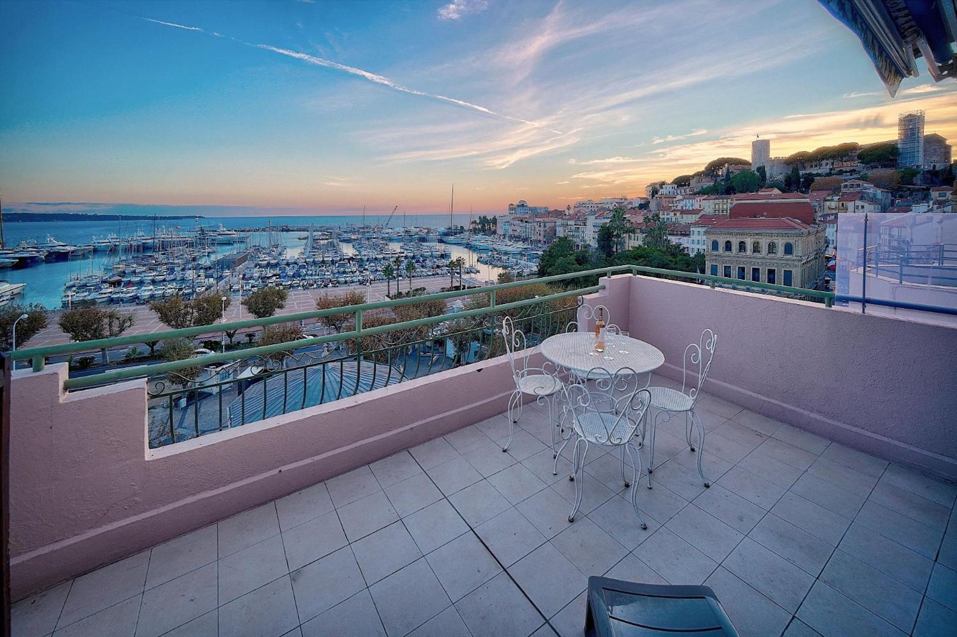 SUPERBE DUPLEX IDEALEMENT SITUE PROCHE PLAGES AVEC GRANDE TERRASSE VUE PORT !l A1B59 photo 3