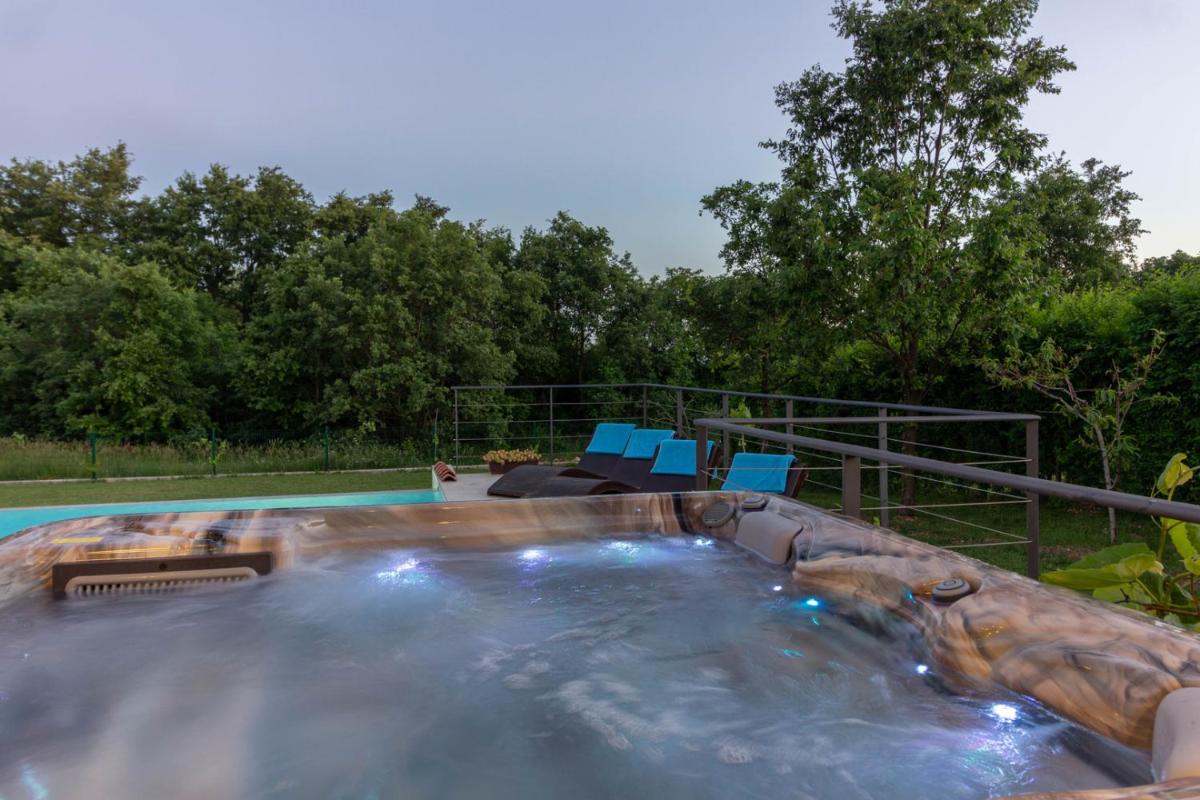 Cozy villa Limone with private pool and jacuzzi near Pula view 2