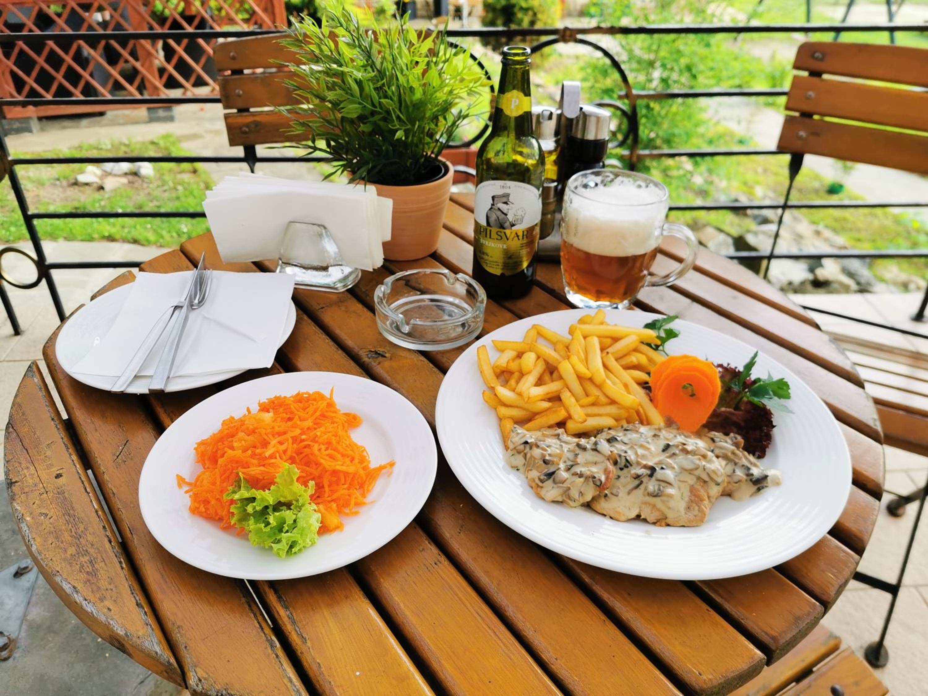 Noclegi i restauracja Zajazd Pod Skałą view 2