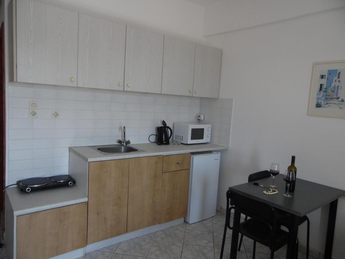 Mike's Beach Apartments & Studios