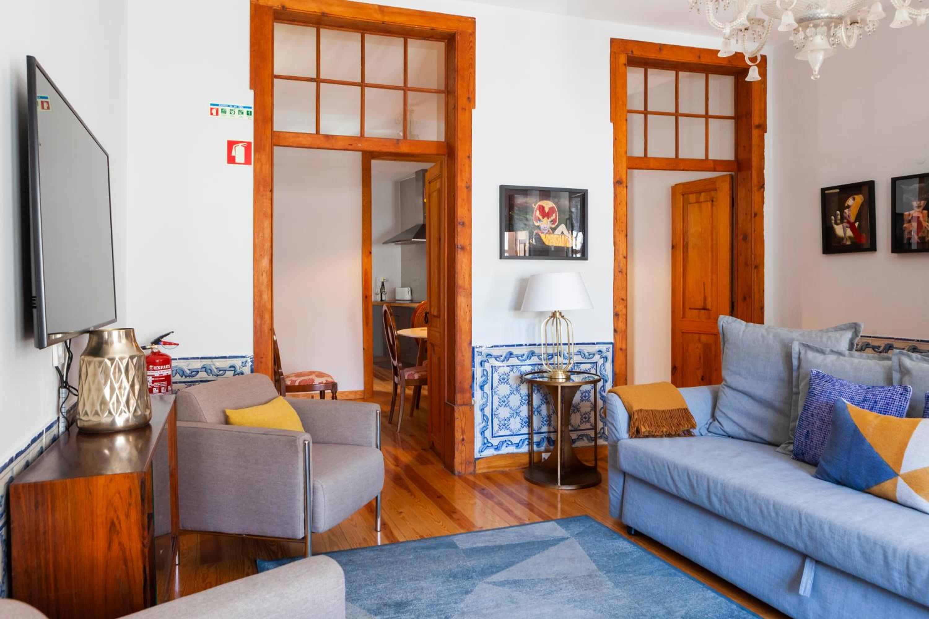 Alfama Terrace Apartment With Authentic XVIII Tiles And Historic Notes 3 Bedrooms & 2 Bathrooms AC view 3