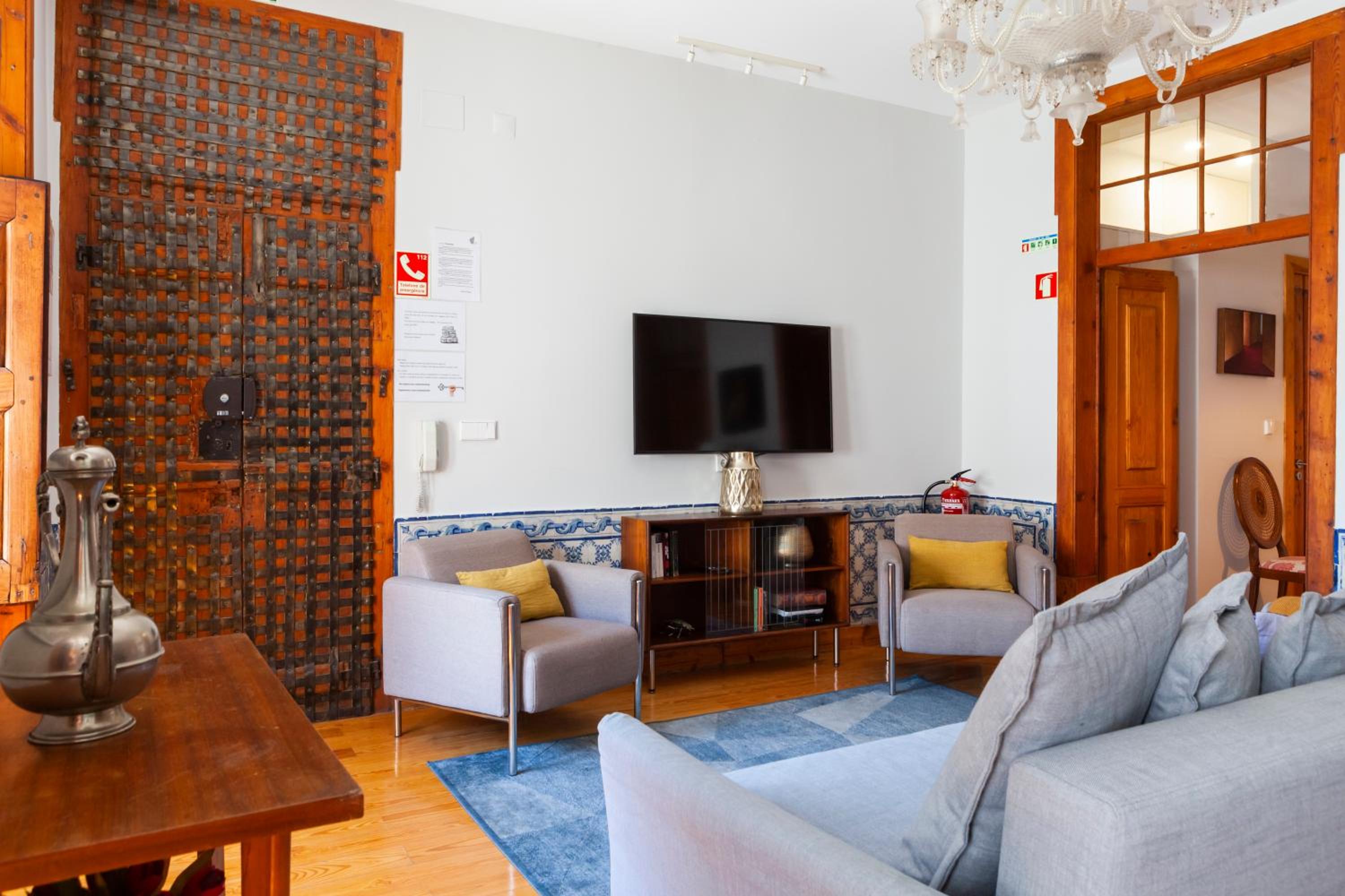 Alfama Terrace Apartment With Authentic XVIII Tiles And Historic Notes 3 Bedrooms & 2 Bathrooms AC view 4