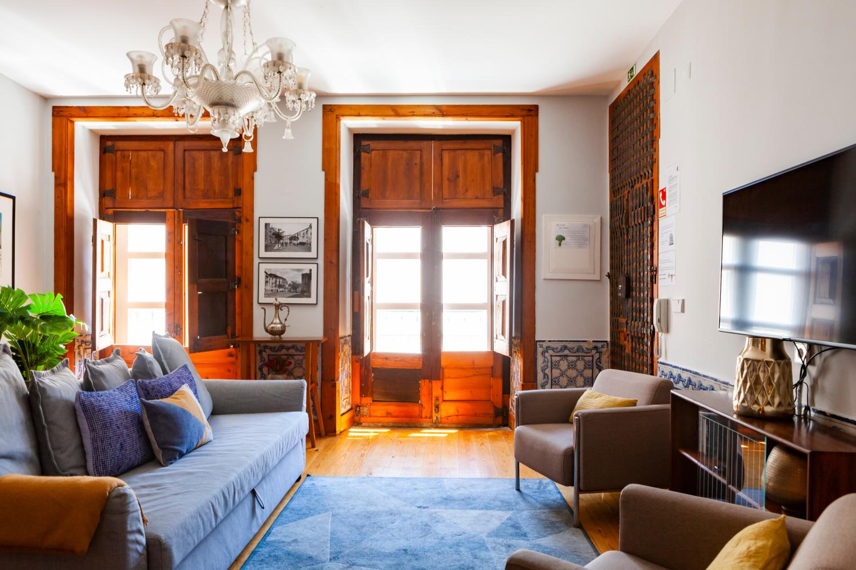 Alfama Terrace Apartment With Authentic XVIII Tiles And Historic Notes 3 Bedrooms & 2 Bathrooms AC view 5