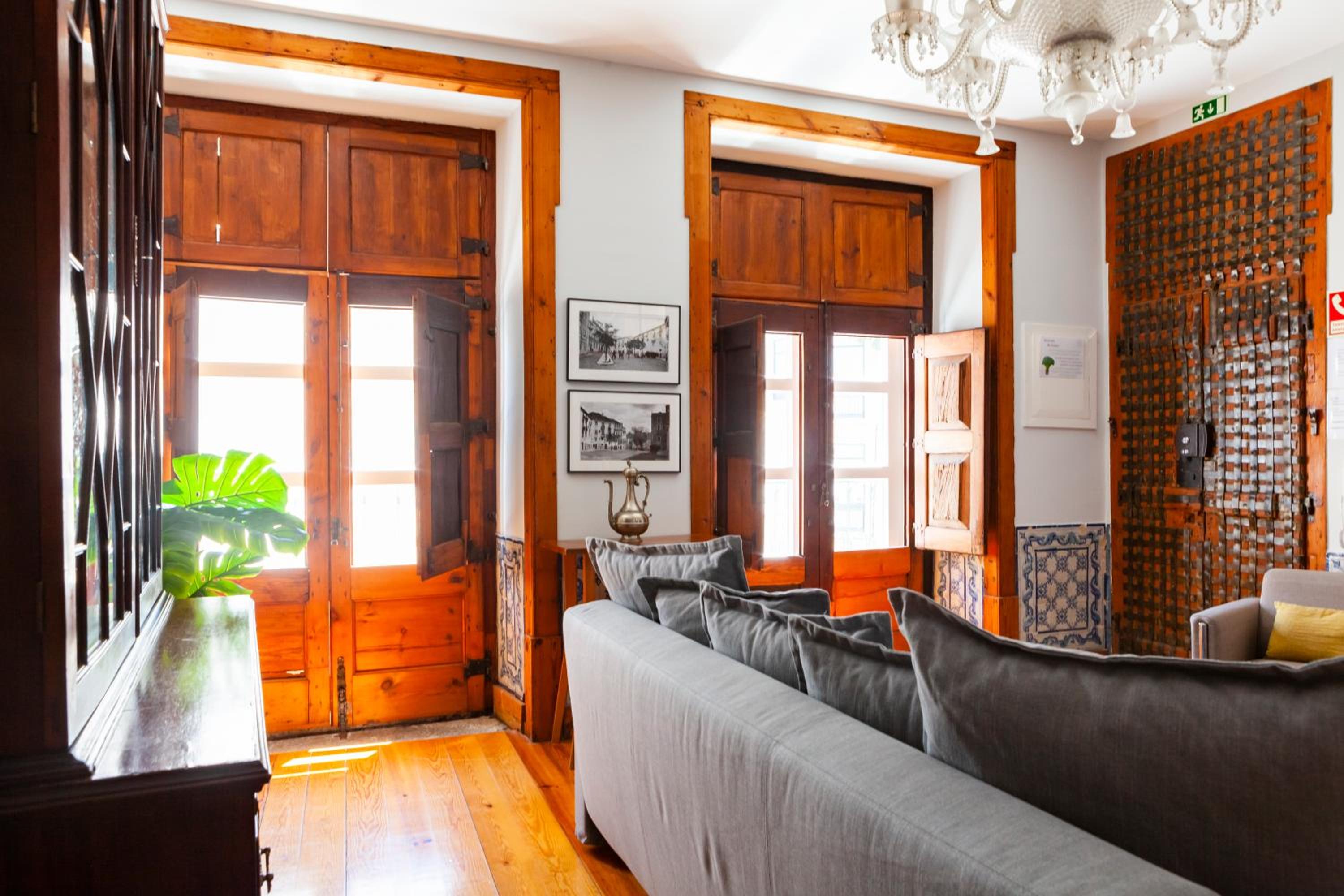 Alfama Terrace Apartment With Authentic XVIII Tiles And Historic Notes 3 Bedrooms & 2 Bathrooms AC view 2