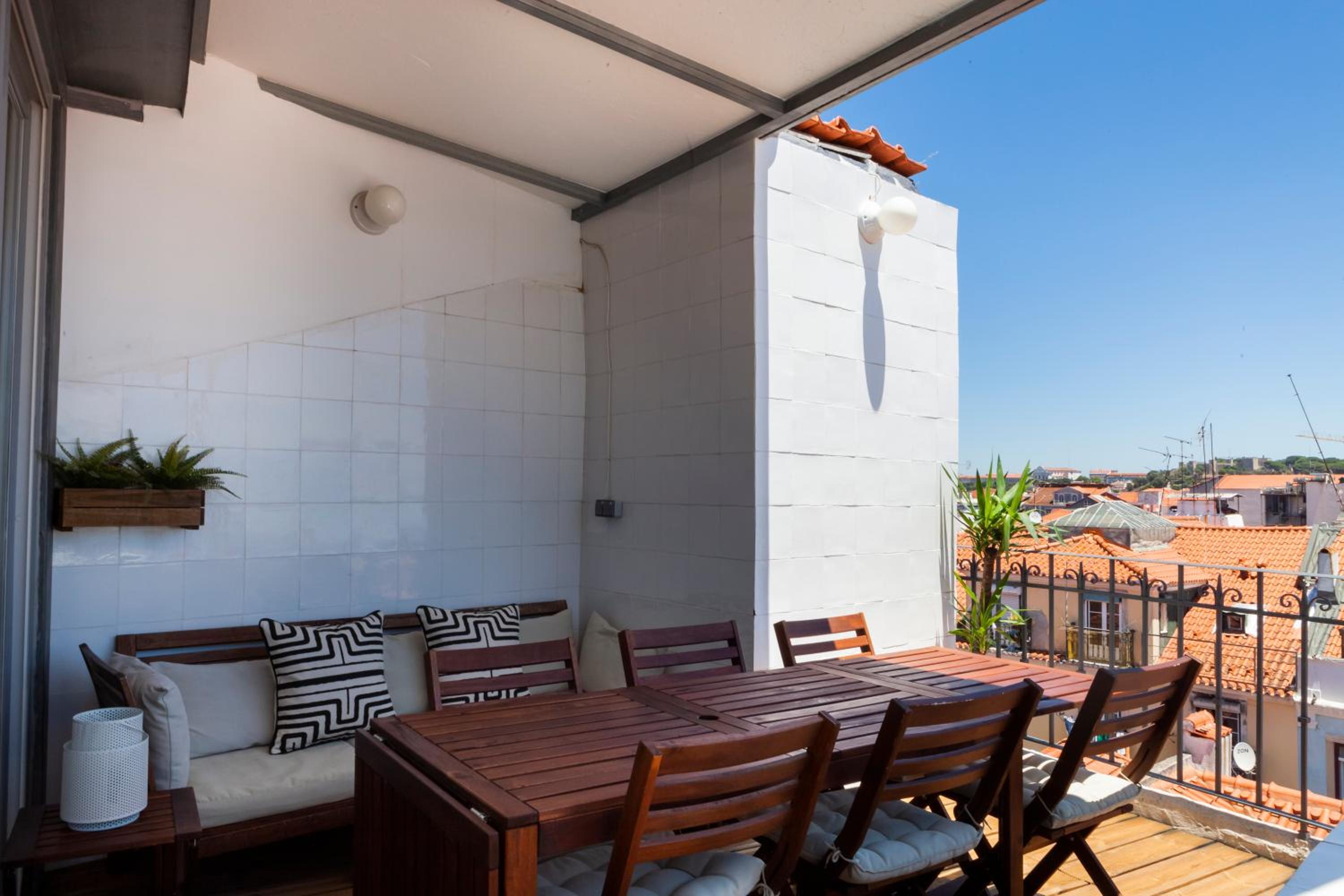 Amazing Rooftop Terrace With River And Historic City View 4 Bedrooms 4 bathrooms AC 19th Century Building Chiado view 3