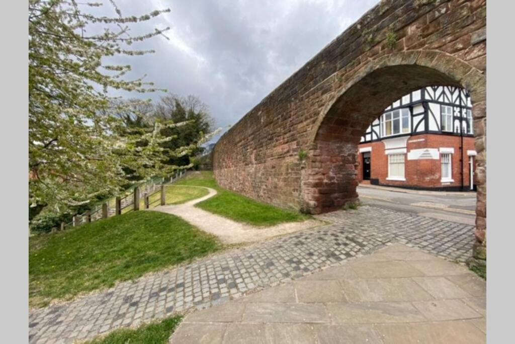 BOUTIQUE CITY CENTRE APARTMENT WITH PARKING
