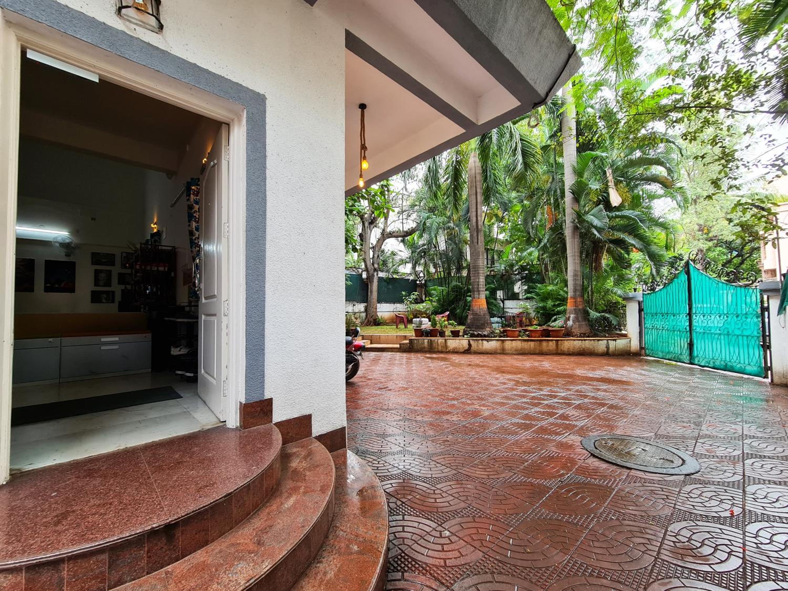 Hostel Lifespace- Tailor made for working professionals- Luxurious Twin Bungalow with CoWork- only 3 and 4 share Rooms view 4