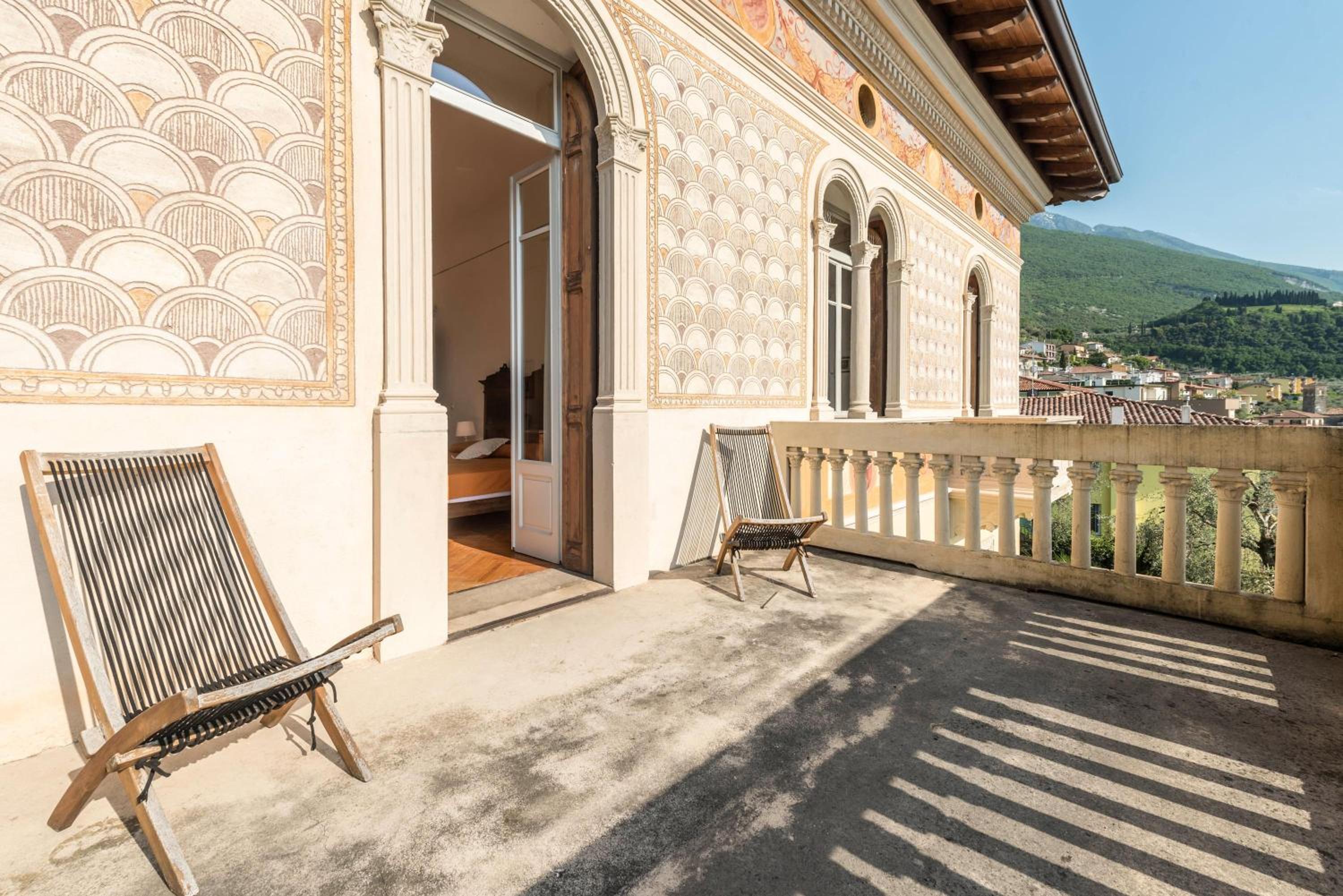 Villa Gelmi front lake view 4
