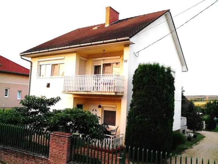 Légkondícionált, erkélyes szoba, privát fürdővel a Balatonon