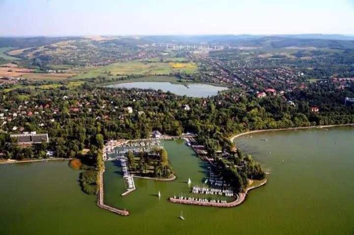 Légkondícionált, erkélyes szoba, privát fürdővel a Balatonon